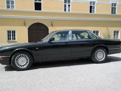 Schwarz Gebraucht 2001 Jaguar XJ8 Executive Limousine | 10.800 €