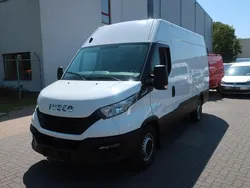 Weiß Gebraucht 2023 Iveco Daily Limousine | 12.900 € (Teuer)