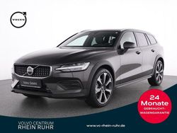 Grau platinum grey / metallic Gebraucht 2023 Volvo V60 CC Plus Kombi | 39.850 € (Fairer Preis)