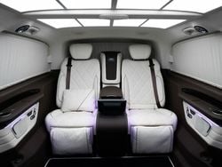 Schwarz Gebraucht 2022 Mercedes V300 Van / Kleinbus | 210.000 €