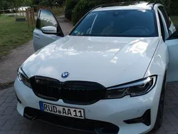 Weiß Gebraucht 2021 BMW 330e Sport Line Kombi | 31.900 € (Fairer Preis)
