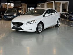 Weiß Gebraucht 2019 Volvo V40 Momentum Limousine | 13.910 € (Fairer Preis)