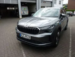 Graphitegrau metallic Gebraucht 2024 Skoda Kodiaq Selection SUV | 48.950 € (Teuer)