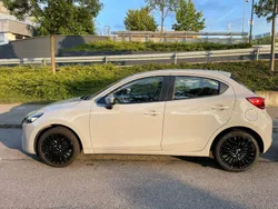 Grau Gebraucht 2023 Mazda 2 Center-Line Limousine | 16.500 € (Guter Preis)