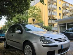 Grau Gebraucht 2004 VW Golf V Kleinwagen | 2.000 € (Fairer Preis)