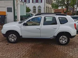 Gletscherweiss Gebraucht 2011 Dacia Duster Lauréate SUV | 2.990 € (Guter Preis)