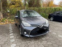 Grau Gebraucht 2015 Toyota Yaris Comfort Kleinwagen | 6.700 € (Guter Preis)