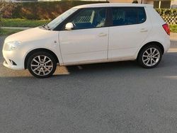 Weiß Gebraucht 2014 Skoda Fabia Kleinwagen | 5.999 €