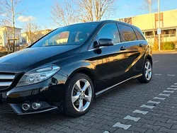 Schwarz Gebraucht 2012 Mercedes B180 Sport Van / Kleinbus | 10.900 €