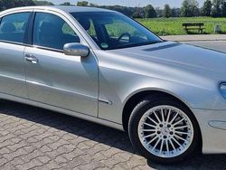 Astralsibermetallic Gebraucht 2002 Mercedes E500 Elegance Limousine | 17.290 €