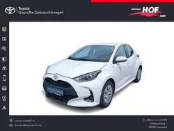 Weiß Gebraucht 2023 Toyota Yaris Comfort Limousine | 14.490 € (Fairer Preis)