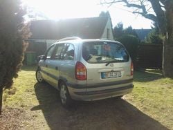 Silber metallic Gebraucht 2002 Opel Zafira Van / Kleinbus | 3.000 €