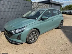 Mangrove green Neu 2025 Hyundai i20 Limousine | 19.990 € (Superpreis)