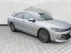 Diabasgrau metallic Neu 2025 VW Passat Elegance Kombi | 42.480 € (Superpreis)