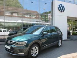 Grün dark moss green metallic metallic Gebraucht 2017 VW Tiguan Highline SUV | 26.490 € (Superpreis)