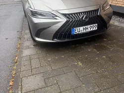 Grau Gebraucht 2024 Lexus ES300 Limousine | 45.499 €