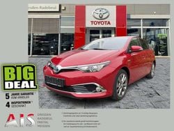 Red mica metallic / wildfire Gebraucht 2016 Toyota Auris Hybrid Executive Limousine | 15.770 € (Fairer Preis)