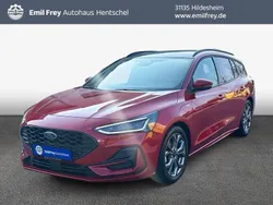 Fantasticrot metallic Gebraucht 2024 Ford Focus ST-Line Kombi | 24.500 € (Superpreis)