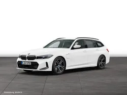 Alpinweiss Gebraucht 2024 BMW 330e Shadowline Kombi | 46.124 € (Fairer Preis)