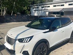 Weiß Gebraucht 2021 Peugeot e-2008 GT SUV | 16.500 € (Fairer Preis)
