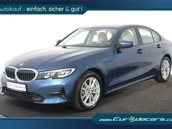 Blau Gebraucht 2020 BMW 330e Sport Line Limousine | 26.400 € (Fairer Preis)