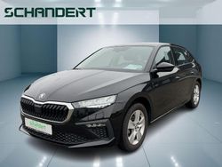 Schwarz (blackmagic perleffekt (schwarz (metallic) Gebraucht 2024 Skoda Scala Essence Kleinwagen | 18.770 € (Fairer Preis)
