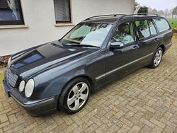 Grau Gebraucht 2001 Mercedes E320 Kombi | 3.250 €