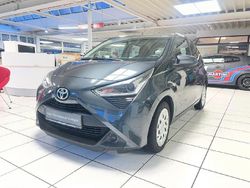 Rauchgrau mica Gebraucht 2019 Toyota Aygo X-play Kleinwagen | 11.450 € (Fairer Preis)