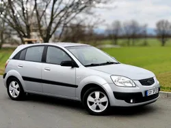 Silber Gebraucht 2007 Kia Rio EX Limousine | 2.750 €