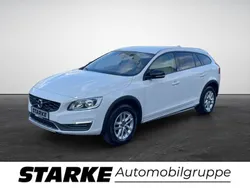 Weiß Gebraucht 2017 Volvo V60 CC Pro Kombi | 19.950 € (Fairer Preis)