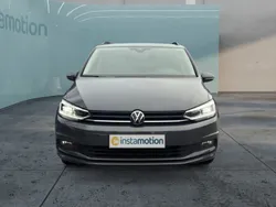 Grau Gebraucht 2024 VW Touran Pro Van / Kleinbus | 37.850 € (Fairer Preis)