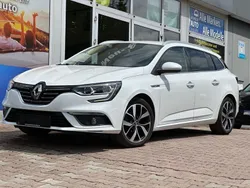 Weiß Gebraucht 2020 Renault Mégane IV Bose Edition Limousine | 13.800 € (Fairer Preis)
