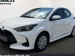 Weiß Gebraucht 2023 Toyota Yaris Comfort Limousine | 15.340 € (Fairer Preis)