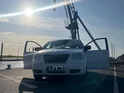 Weiß Gebraucht 2010 Chrysler Voyager Van / Kleinbus | 4.999 €