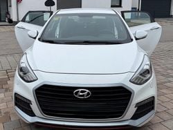 Weiß Gebraucht 2016 Hyundai i30 Turbo Limousine | 11.400 € (Teuer)
