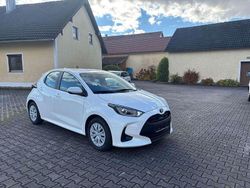 Super (pure) white ii Gebraucht 2022 Toyota Yaris Hybrid Kleinwagen | 18.900 € (Guter Preis)