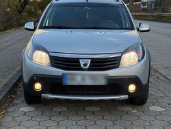 Grau Gebraucht 2012 Dacia Sandero Limousine | 5.000 € (Fairer Preis)