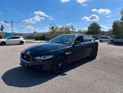 Schwarz Gebraucht 2017 Jaguar XE Prestige Limousine | 5.900 €