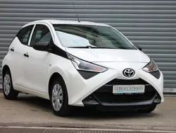 Weiß Gebraucht 2021 Toyota Aygo Kleinwagen | 7.450 € (Guter Preis)