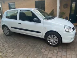 Weiß Gebraucht 2010 Renault Clio II Dynamique Limousine | 2.650 € (Fairer Preis)