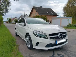 Weiß Gebraucht 2016 Mercedes A160 Urban Kleinwagen | 12.500 € (Fairer Preis)