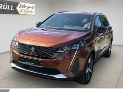 Braun Gebraucht 2023 Peugeot 5008 Allure Van / Kleinbus | 29.890 € (Fairer Preis)
