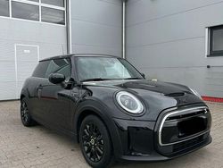 Schwarz Gebraucht 2022 Mini Cooper SE Kleinwagen | 21.000 € (Etwas zu teuer)