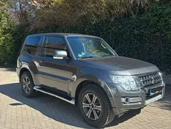 Grau Gebraucht 2016 Mitsubishi Pajero Diamant Edition SUV | 15.200 €