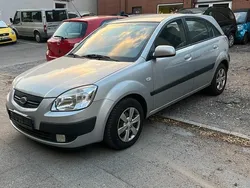 Grau Gebraucht 2008 Kia Rio Kleinwagen | 1.400 €