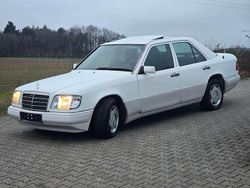 Weiß Gebraucht 1993 Mercedes E220 Limousine | 2.650 €