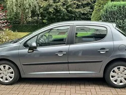 Silber Gebraucht 2009 Peugeot 207 Tendance Limousine | 2.490 € (Fairer Preis)