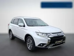Weiß metallic Gebraucht 2020 Mitsubishi Outlander Diamant Edition SUV | 22.810 € (Etwas zu teuer)
