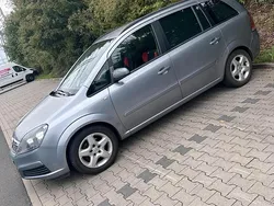 Grau Gebraucht 2006 Opel Zafira Van / Kleinbus | 2.600 €