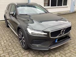 Grau Gebraucht 2021 Volvo V60 CC Kombi | 24.850 € (Guter Preis)